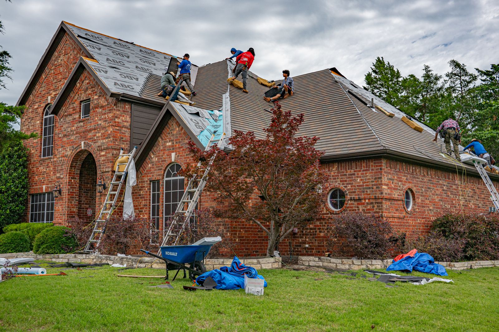 Couvreurs au travail sur une toiture en rénovation